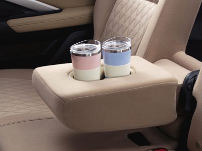 new-armrest-with-cup-holder-on-2nd-row-thumb@2x.jpg